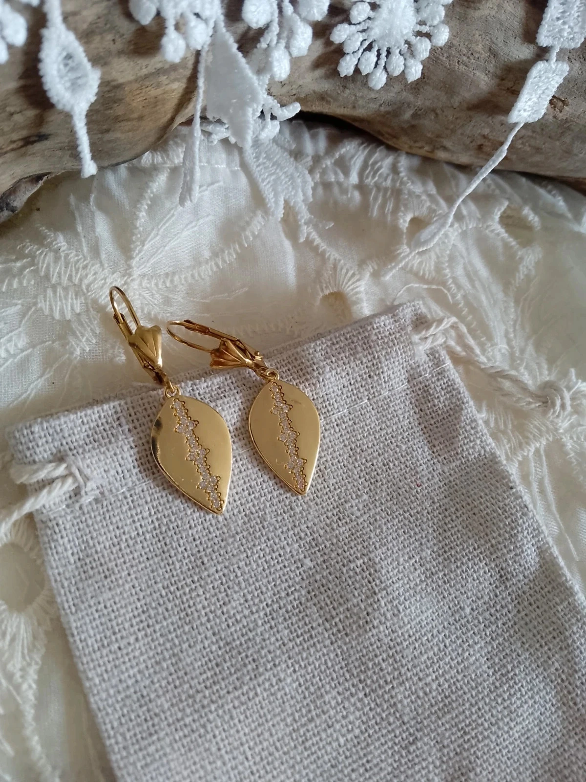 Boucles d'oreilles bohèmes dormeuses feuilles dorées avec zircons blancs